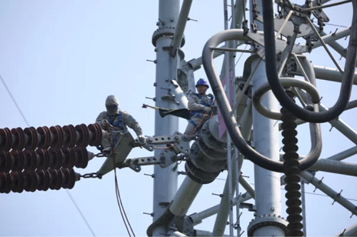 減少停電240萬度！國網山東電力首次開展1000千伏特高壓換位塔帶電作業